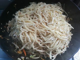 9、素味炒饼,放进饼丝,盖上锅盖,转小火焖5分钟。