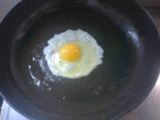 10、素味炒饼,平底锅坐火上,倒少许油,煎个鸡蛋。