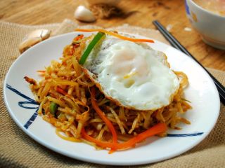 12、素味炒饼,装盘,放上煎鸡蛋,