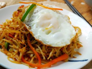 13、素味炒饼,一盘营养丰富的素味炒饼就做好了。