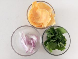 1、红薯千层烘蛋饼-甜甜的,香香的,滑滑的,洋葱切细条,蔬菜切碎