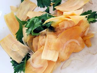 3、红薯千层烘蛋饼-甜甜的,香香的,滑滑的,把红薯片和芹菜叶(可用紫甘蓝、卷心菜、西兰花等代替)加入,再翻炒3分钟左右,直至红薯片变黄。