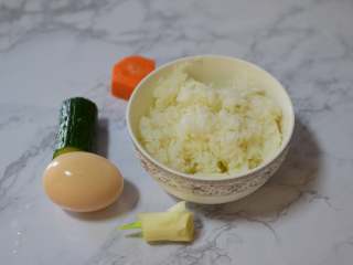 1、黄瓜蛋炒饭,准备食材
