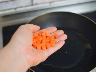 4、黄瓜蛋炒饭,锅中油加热，加入胡萝卜，炒一分钟