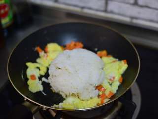 7、黄瓜蛋炒饭,加入米饭