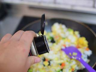 12、黄瓜蛋炒饭,加胡椒粉炒匀