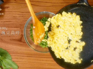 6、豌豆苗树叶饺子,把美食吃出艺术感,将蛋花倒进豌豆苗碎