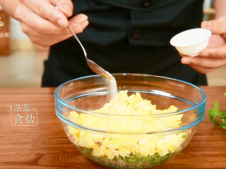 7、豌豆苗树叶饺子,把美食吃出艺术感,放1茶匙食盐