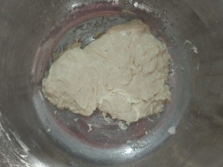 1、家常烙饼,面粉加40°温水，用筷子搅拌成团，不用动手。非常黏，这很正常。盖保鲜膜静置至少30分钟。