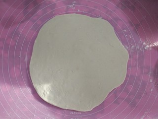 3、家常烙饼,取一块，擀成圆，一圈圈往外扩，用力轻柔。