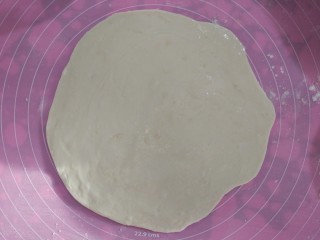 4、家常烙饼,刷上油，周边也要刷到，让表层看起来油亮亮为准。这样容易起层。