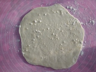 6、家常烙饼,表面撒面粉，以能看到面粉颗粒为准。有助于起层。