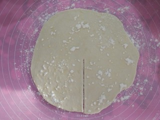 7、家常烙饼,从中心点切一刀。