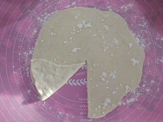 8、家常烙饼,圆周边对齐，兼顾中心点不动，不松不紧地卷。