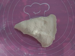 10、家常烙饼,用手捏紧最外一层，注意不要捏多了，仅捏最外一层！这样有助于层次分明。