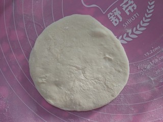 13、家常烙饼,擀开，擀成圆。一圈圈往外扩，不要用蛮力，两面都要擀哦，不要只擀一面。这样厚薄均匀。