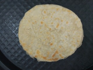 14、家常烙饼,电饼铛预热下盘，锅底刷一层油，放入饼胚，不需要油多，油多表层容易硬。烙一会儿，顶层刷薄薄一层油，同样不需要多，期间根据情况翻几次面。大约六分钟，两面金黄，饼鼓起就好了。