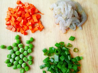 1、虾仁炒饭,将虾仁剥好，胡萝卜切丁，准备豌豆和葱花。