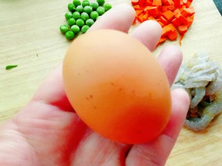 2、虾仁炒饭,准备一个鸡蛋