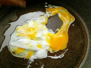 5、虾仁炒饭,锅中做油炒蛋