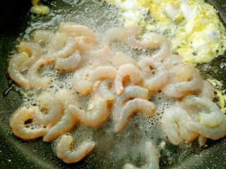 6、虾仁炒饭,鸡蛋炒七分熟，划到锅的一边，放入腌好的虾仁翻炒。