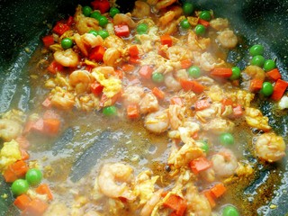 9、虾仁炒饭,翻炒均匀