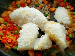 10、虾仁炒饭,倒入盛米饭