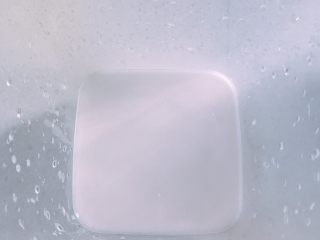 8、家庭自制凉皮,另外准备一个大碗或者像我这种保鲜盒,把洗过的水倒入盒里