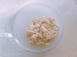 9、家庭自制凉皮,反复加水洗直至水变清,面团变成多孔