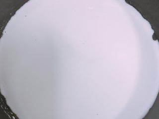 17、家庭自制凉皮,倒入一勺,尽量薄一点