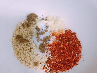 25、家庭自制凉皮,小碗里放入适量辣椒面、白芝麻、蒜蓉、盐、花椒粉