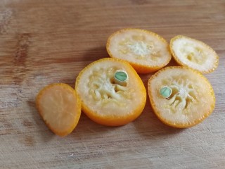 4、缤纷水果茶,金橘切片。