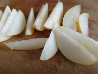 6、缤纷水果茶,梨切片。