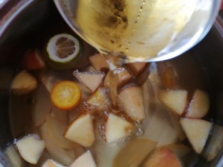 10、缤纷水果茶,倒入100ml红茶汤。