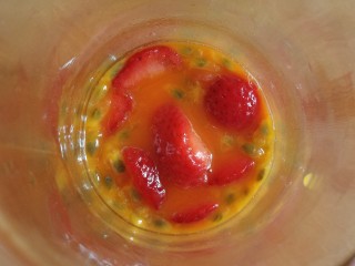 13、缤纷水果茶,放入草莓块儿。