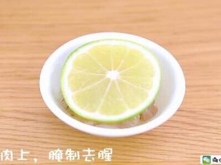 2、千层蛋包饭 宝宝辅食食谱,柠檬片放在虾肉上,腌制去腥。