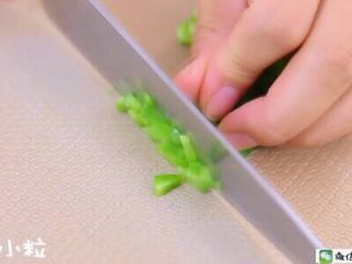 4、千层蛋包饭 宝宝辅食食谱,青椒切小粒 。