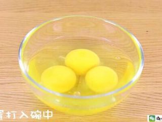 5、千层蛋包饭 宝宝辅食食谱,3个鸡蛋打入碗中,搅打均匀。