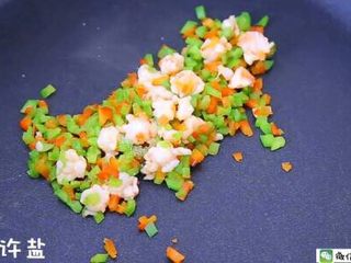 9、千层蛋包饭 宝宝辅食食谱,加入少许盐调味,继续翻炒。