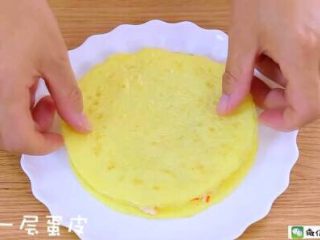 12、千层蛋包饭 宝宝辅食食谱,再盖上一层蛋皮。