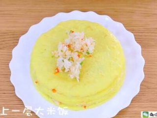 13、千层蛋包饭 宝宝辅食食谱,继续铺上一层大米饭。
