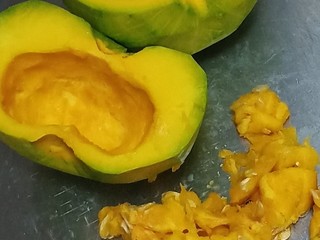 1、南瓜小圆子,南瓜洗净去皮，挖出中间的瓤和籽