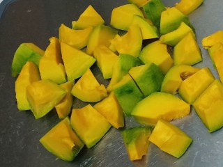 2、南瓜小圆子,把南瓜切成小块