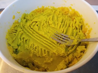 5、南瓜小圆子,撒一点白糖，用叉子压成泥状