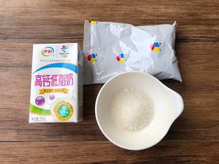 1、黑凉粉水果捞,准备食材