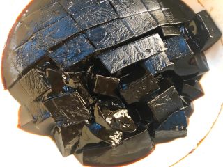 3、黑凉粉水果捞,冷藏好以后,把黑凉粉取出,用刀切成小块待用。