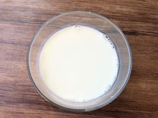 5、黑凉粉水果捞,把250毫升纯牛奶倒入碗里,加入适量白糖,用筷子把白糖搅拌至完全融化。