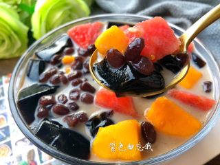 7、黑凉粉水果捞,冰爽Q弹的黑凉粉做好了,超级好喝,一碗喝下去,从头凉到脚,舒服。