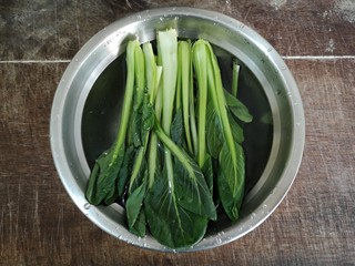 11、刀削炸酱面,油菜洗净备用。