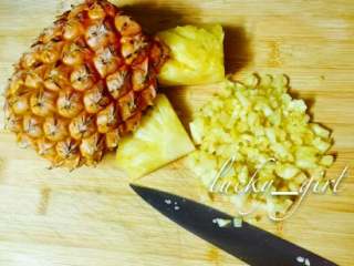 1、凤梨酥『简单版』,凤梨削皮，再切丁，越小越好。『小心切，慢慢来。』